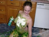 Vidéo porno mobile : Green jelly and whipped cream on her body
